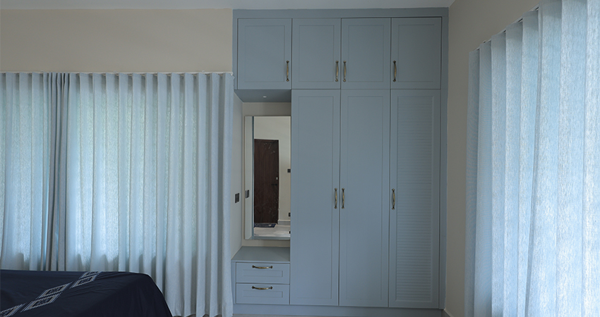 Swing wardrobe with wide-opening doors and customizable design