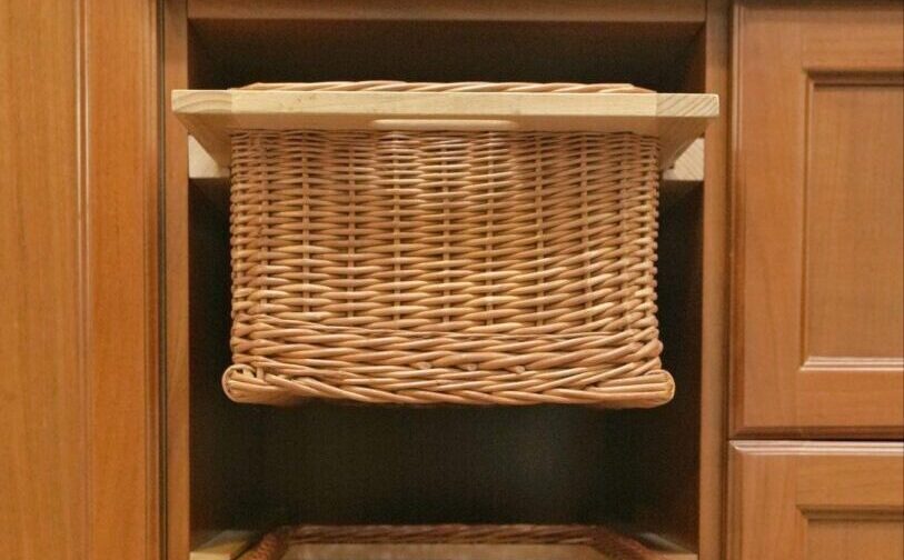 Organic Elegance: Wicker Basket Accentuating Modular Kitchen Design